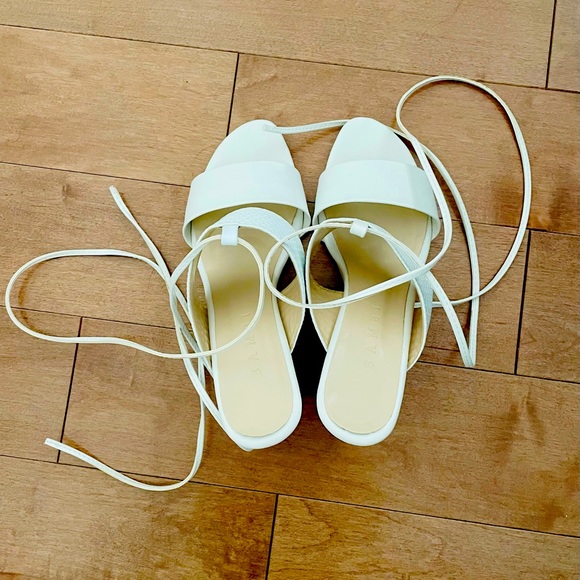 White women shoes with small hill size 39 fits US 7.5 - Picture 1 of 2